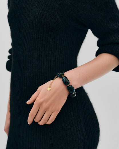 Купіть виріб ручної роботи Opulent Blue «Beans» Bracelet від Nadiia World. Ідеальний вибір для додавання вишуканості та шарму до вашого житлового простору або колекції особистих аксесуарів.