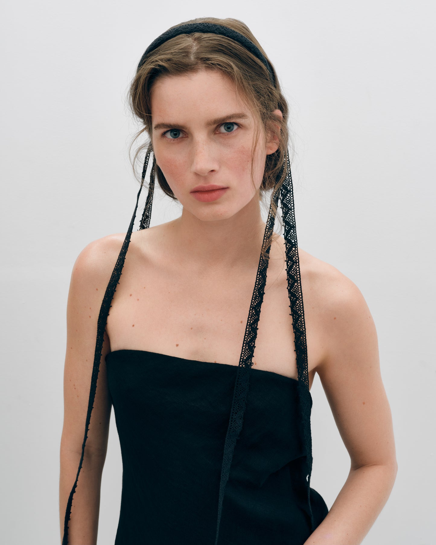 Купіть виріб ручної роботи Wreath “Sensual Pastoral” Black від Nadiia World. Ідеальний вибір для додавання вишуканості та шарму до вашого житлового простору або колекції особистих аксесуарів.