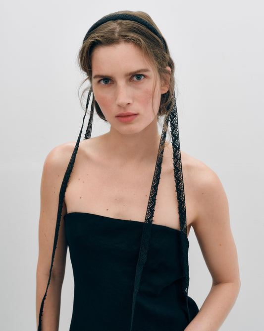 Купіть виріб ручної роботи Wreath “Sensual Pastoral” Black від Nadiia World. Ідеальний вибір для додавання вишуканості та шарму до вашого житлового простору або колекції особистих аксесуарів.