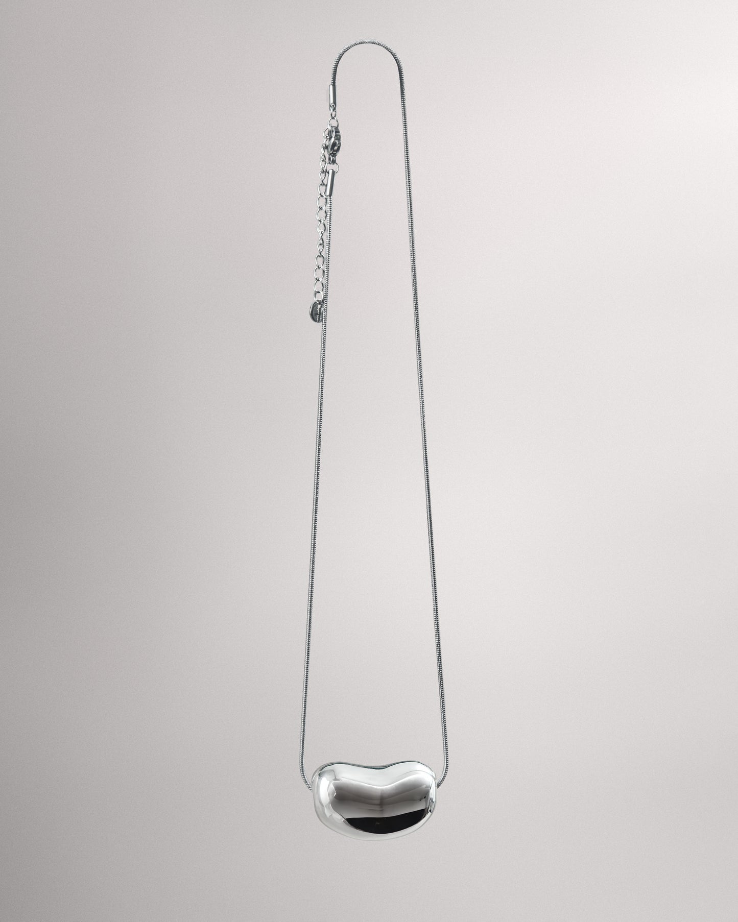 Купіть виріб ручної роботи Silver “Bean” Pendant від Nadiia World. Ідеальний вибір для додавання вишуканості та шарму до вашого житлового простору або колекції особистих аксесуарів.