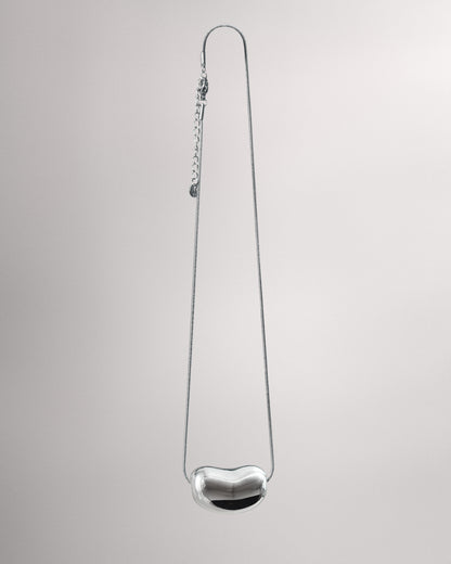 Купіть виріб ручної роботи Silver “Bean” Pendant від Nadiia World. Ідеальний вибір для додавання вишуканості та шарму до вашого житлового простору або колекції особистих аксесуарів.