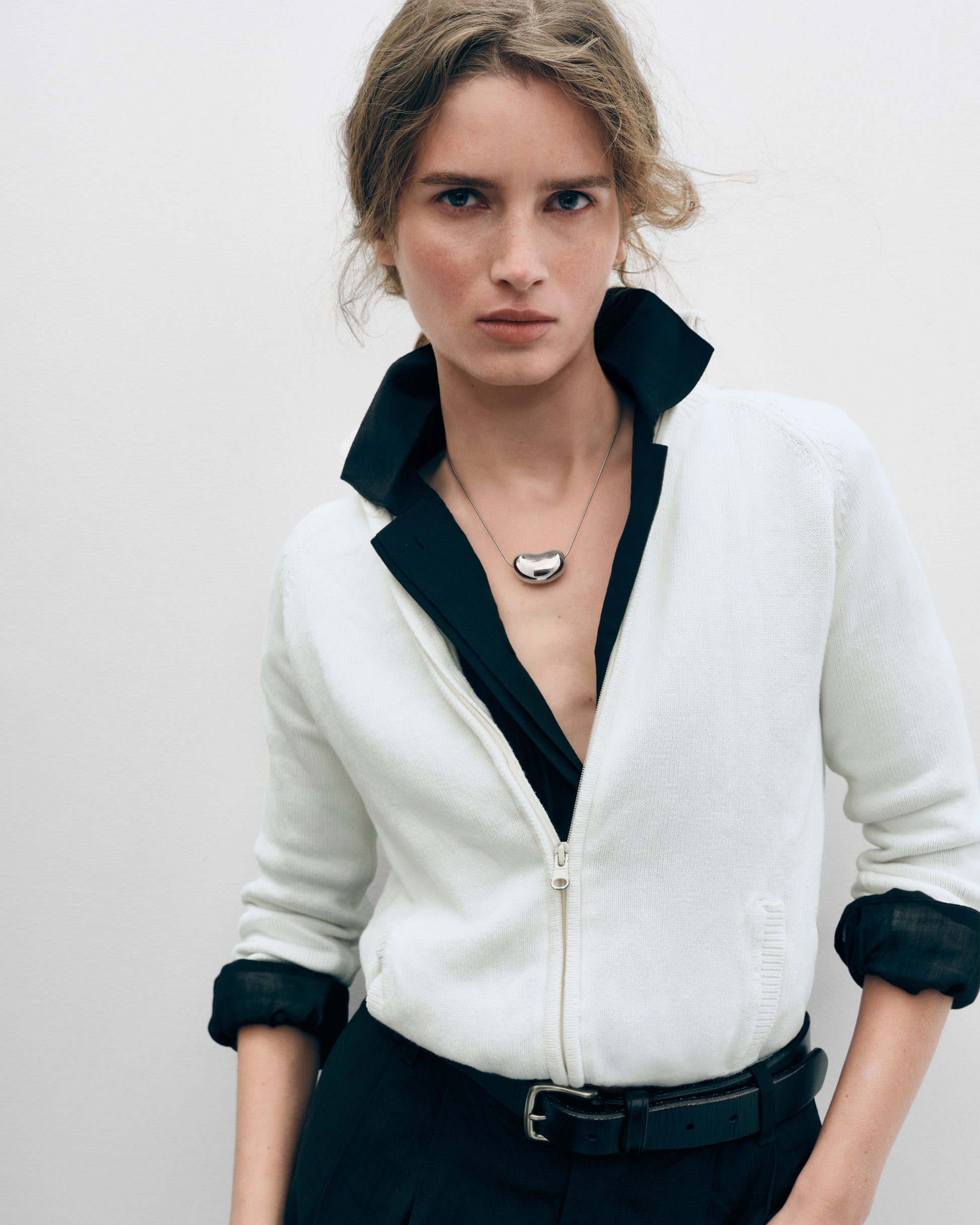 Купіть виріб ручної роботи Silver “Bean” Pendant від Nadiia World. Ідеальний вибір для додавання вишуканості та шарму до вашого житлового простору або колекції особистих аксесуарів.