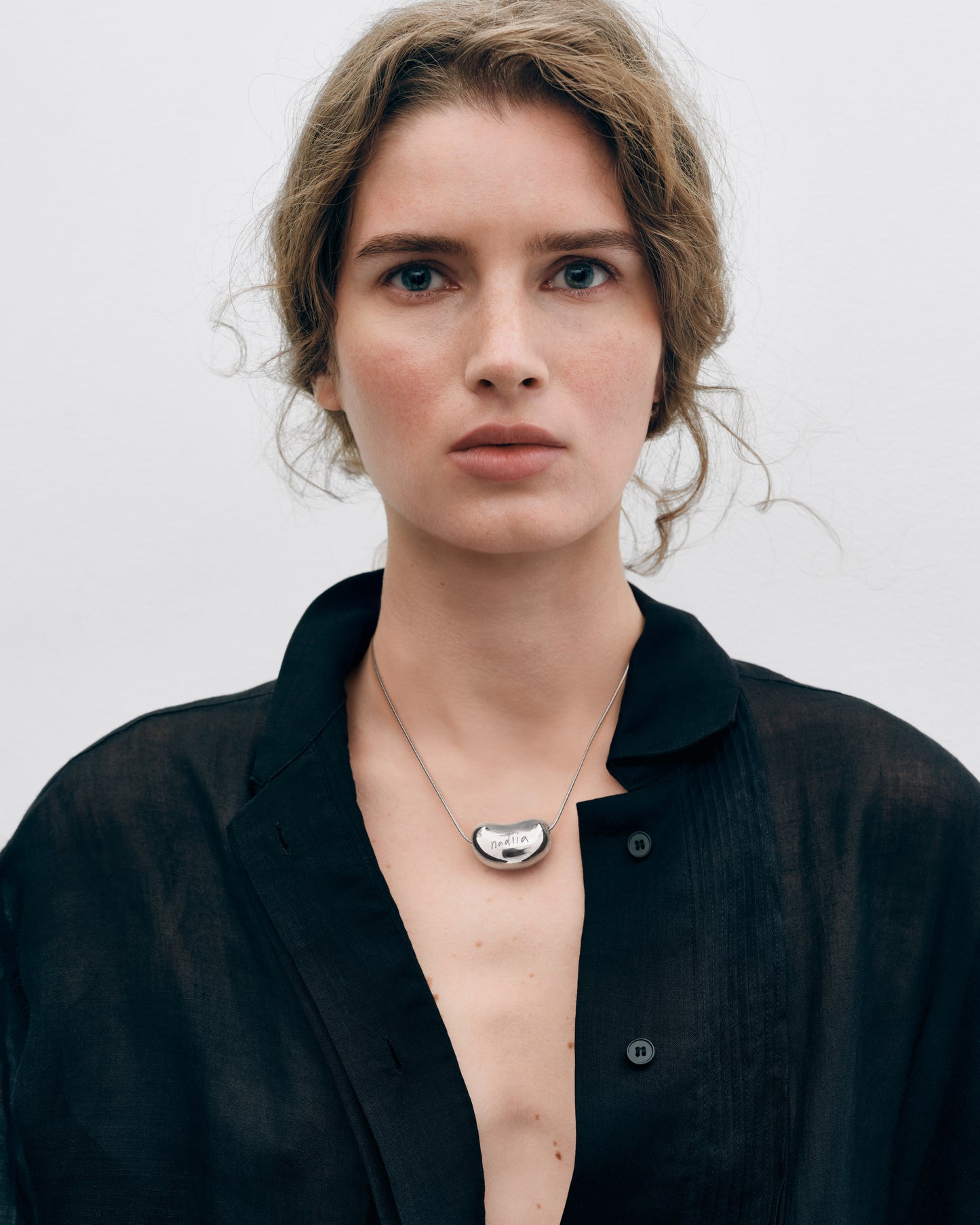Купіть виріб ручної роботи Silver “Bean” Pendant від Nadiia World. Ідеальний вибір для додавання вишуканості та шарму до вашого житлового простору або колекції особистих аксесуарів.