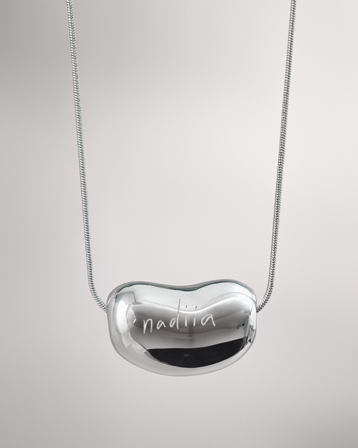 Купіть виріб ручної роботи Silver “Bean” Pendant від Nadiia World. Ідеальний вибір для додавання вишуканості та шарму до вашого житлового простору або колекції особистих аксесуарів.