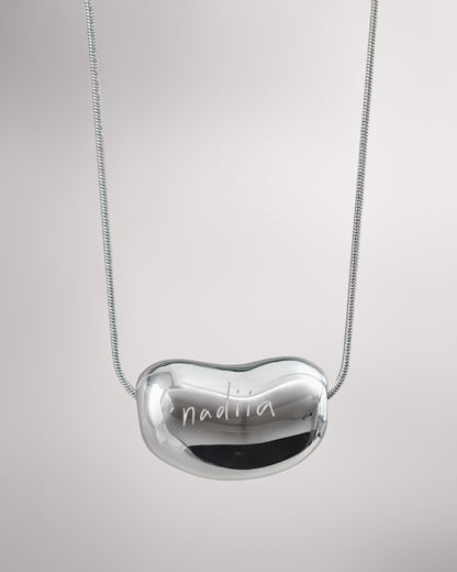 Купіть виріб ручної роботи Silver “Bean” Pendant від Nadiia World. Ідеальний вибір для додавання вишуканості та шарму до вашого житлового простору або колекції особистих аксесуарів.