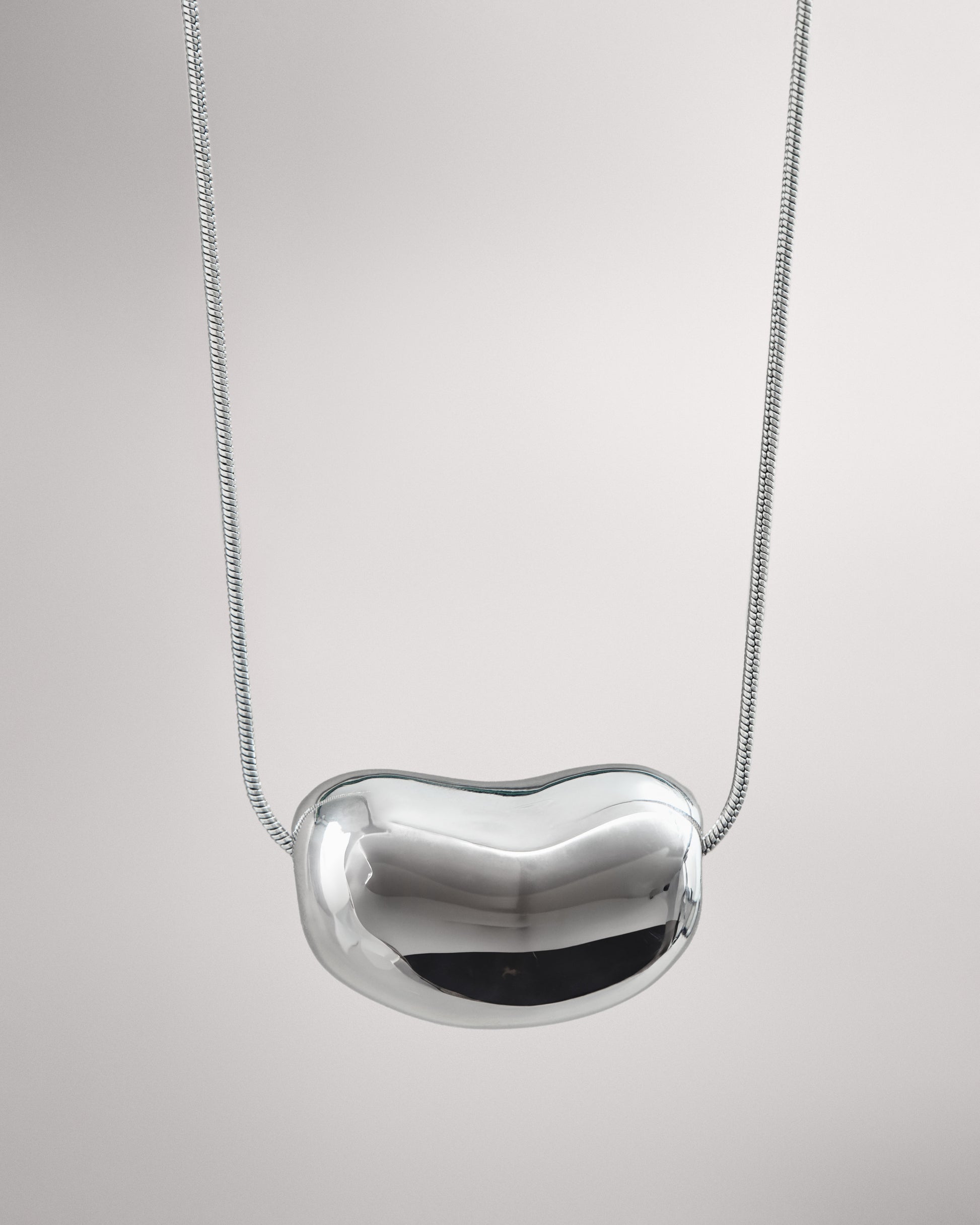 Купіть виріб ручної роботи Silver “Bean” Pendant від Nadiia World. Ідеальний вибір для додавання вишуканості та шарму до вашого житлового простору або колекції особистих аксесуарів.