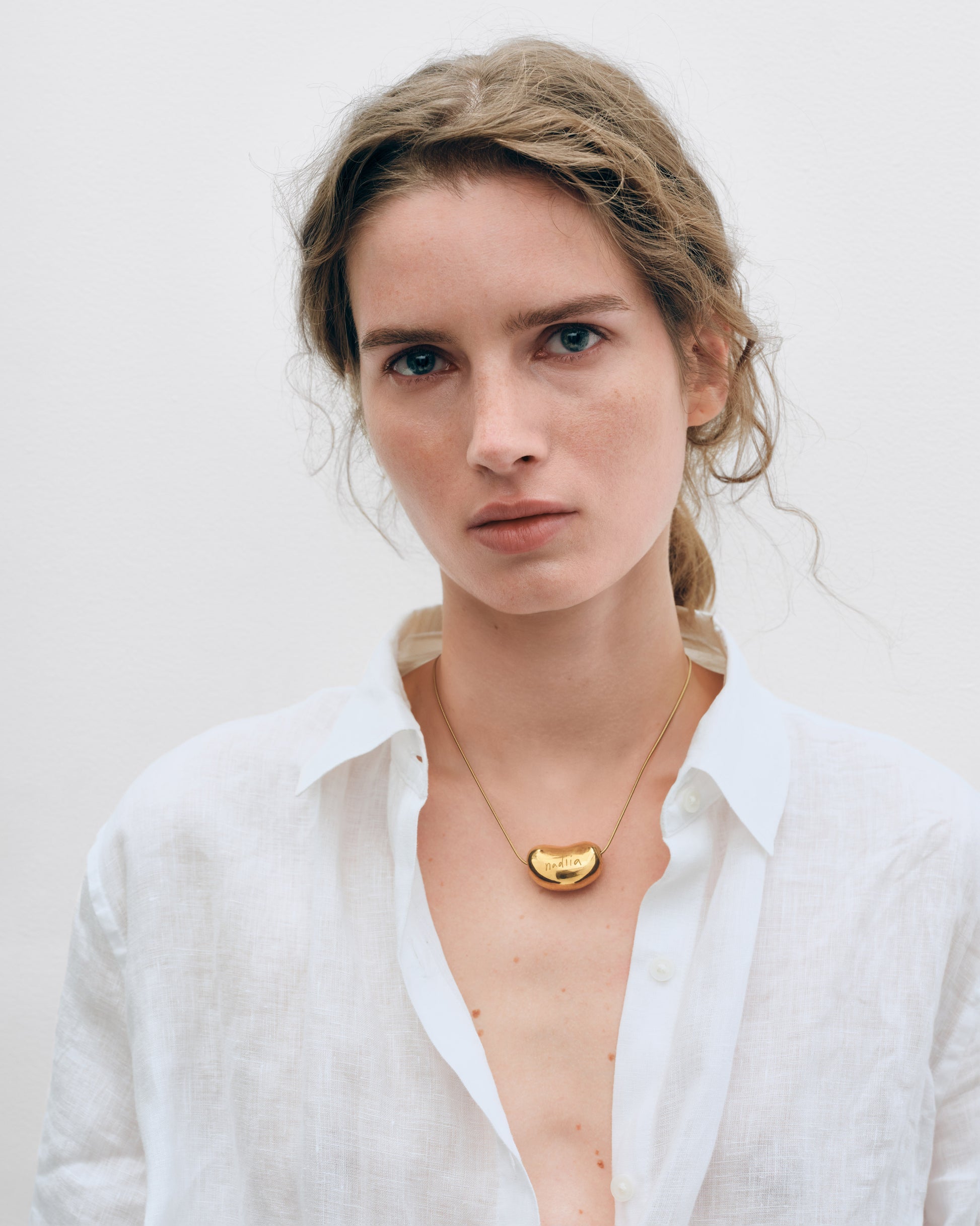 Купіть виріб ручної роботи Golden "Bean" Pendant від Nadiia World. Ідеальний вибір для додавання вишуканості та шарму до вашого житлового простору або колекції особистих аксесуарів.