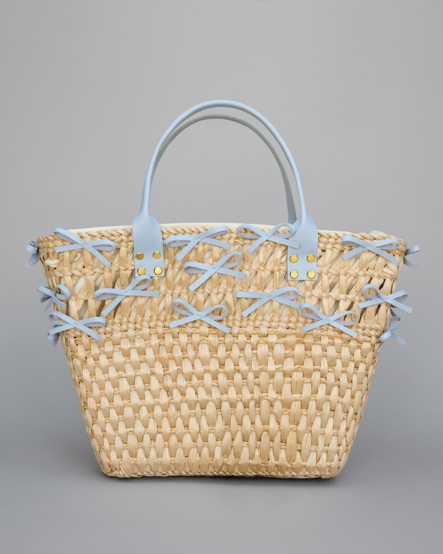 Купіть виріб ручної роботи Baby Blue Bag від Nadiia World. Ідеальний вибір для додавання вишуканості та шарму до вашого житлового простору або колекції особистих аксесуарів.