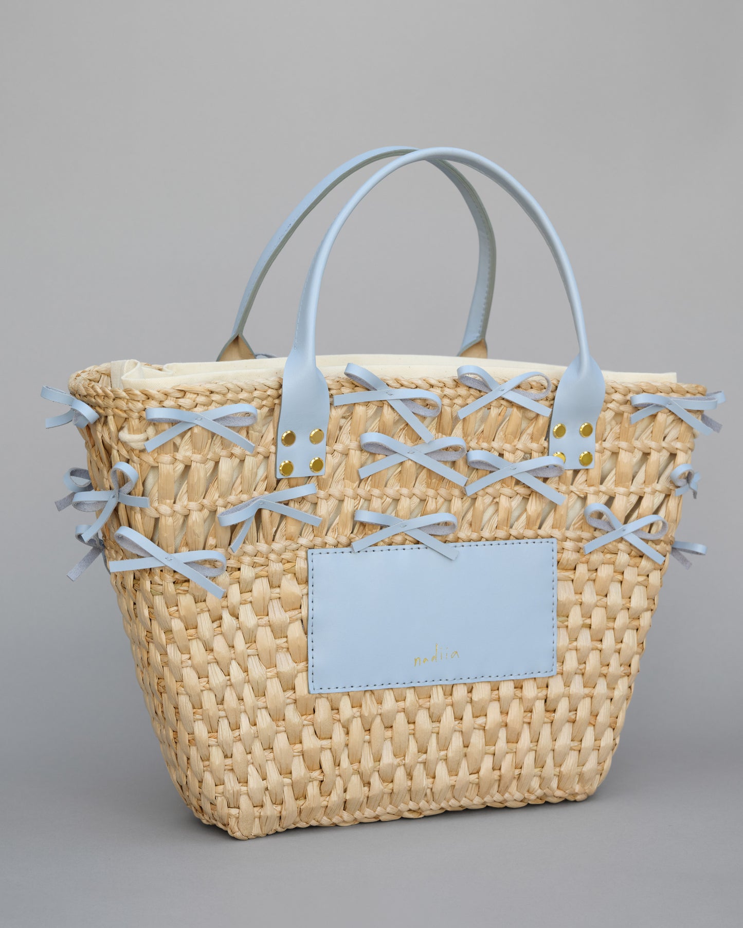 Купіть виріб ручної роботи Baby Blue Bag від Nadiia World. Ідеальний вибір для додавання вишуканості та шарму до вашого житлового простору або колекції особистих аксесуарів.