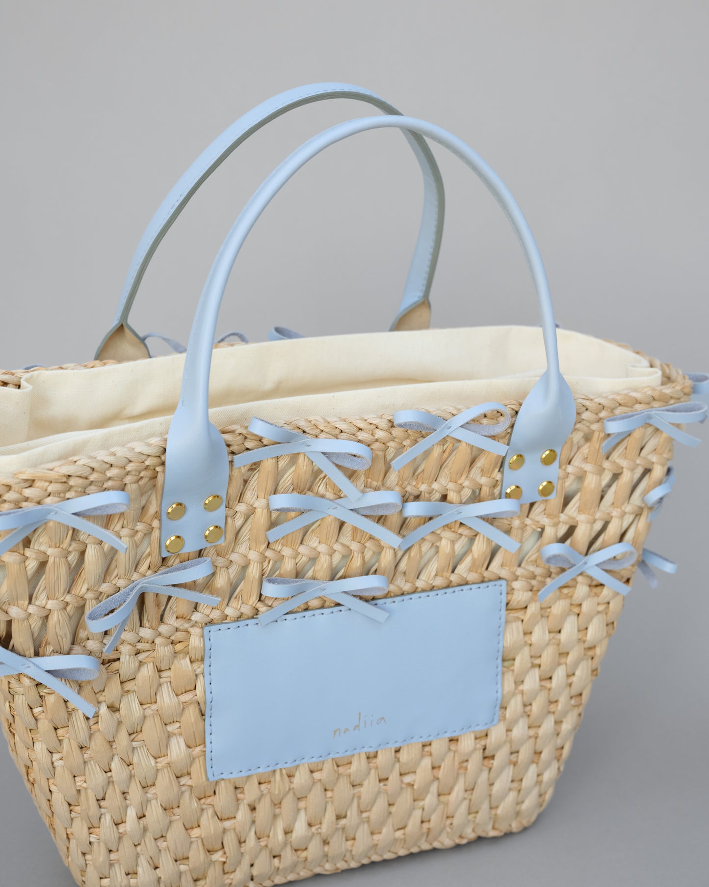 Купіть виріб ручної роботи Baby Blue Bag від Nadiia World. Ідеальний вибір для додавання вишуканості та шарму до вашого житлового простору або колекції особистих аксесуарів.