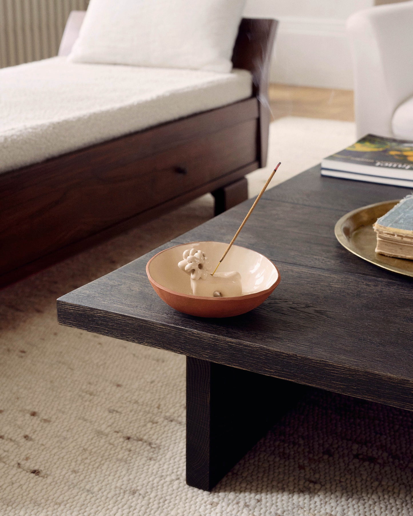 Купіть виріб ручної роботи "Caramel Ram" Incense Plate від Nadiia World. Ідеальний вибір для додавання вишуканості та шарму до вашого житлового простору або колекції особистих аксесуарів.