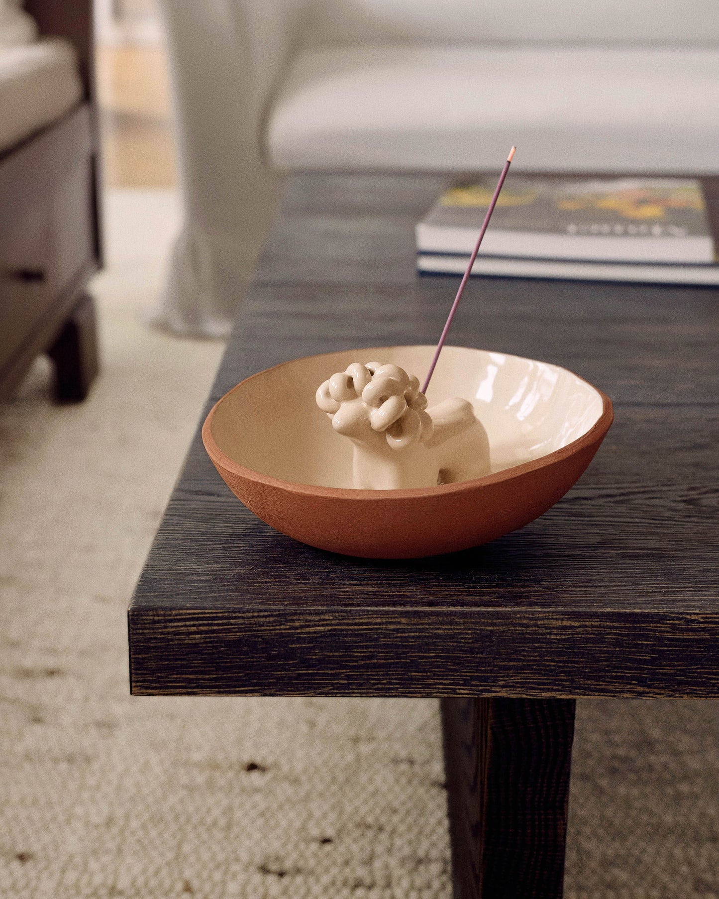 Купіть виріб ручної роботи "Caramel Ram" Incense Plate від Nadiia World. Ідеальний вибір для додавання вишуканості та шарму до вашого житлового простору або колекції особистих аксесуарів.