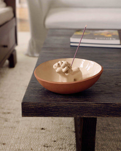 Купіть виріб ручної роботи "Caramel Ram" Incense Plate від Nadiia World. Ідеальний вибір для додавання вишуканості та шарму до вашого житлового простору або колекції особистих аксесуарів.