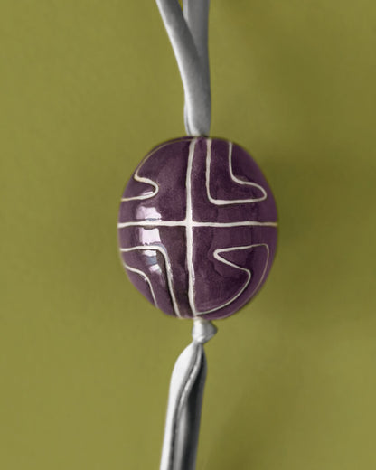 Купіть виріб ручної роботи Bag charm “Purple Pysanka” від Nadiia World. Ідеальний вибір для додавання вишуканості та шарму до вашого житлового простору або колекції особистих аксесуарів.