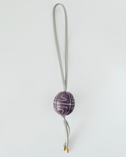 Купіть виріб ручної роботи Bag charm “Purple Pysanka” від Nadiia World. Ідеальний вибір для додавання вишуканості та шарму до вашого житлового простору або колекції особистих аксесуарів.