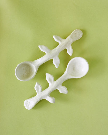 Купіть виріб ручної роботи Ceramic Spoon від Nadiia World. Ідеальний вибір для додавання вишуканості та шарму до вашого житлового простору або колекції особистих аксесуарів.