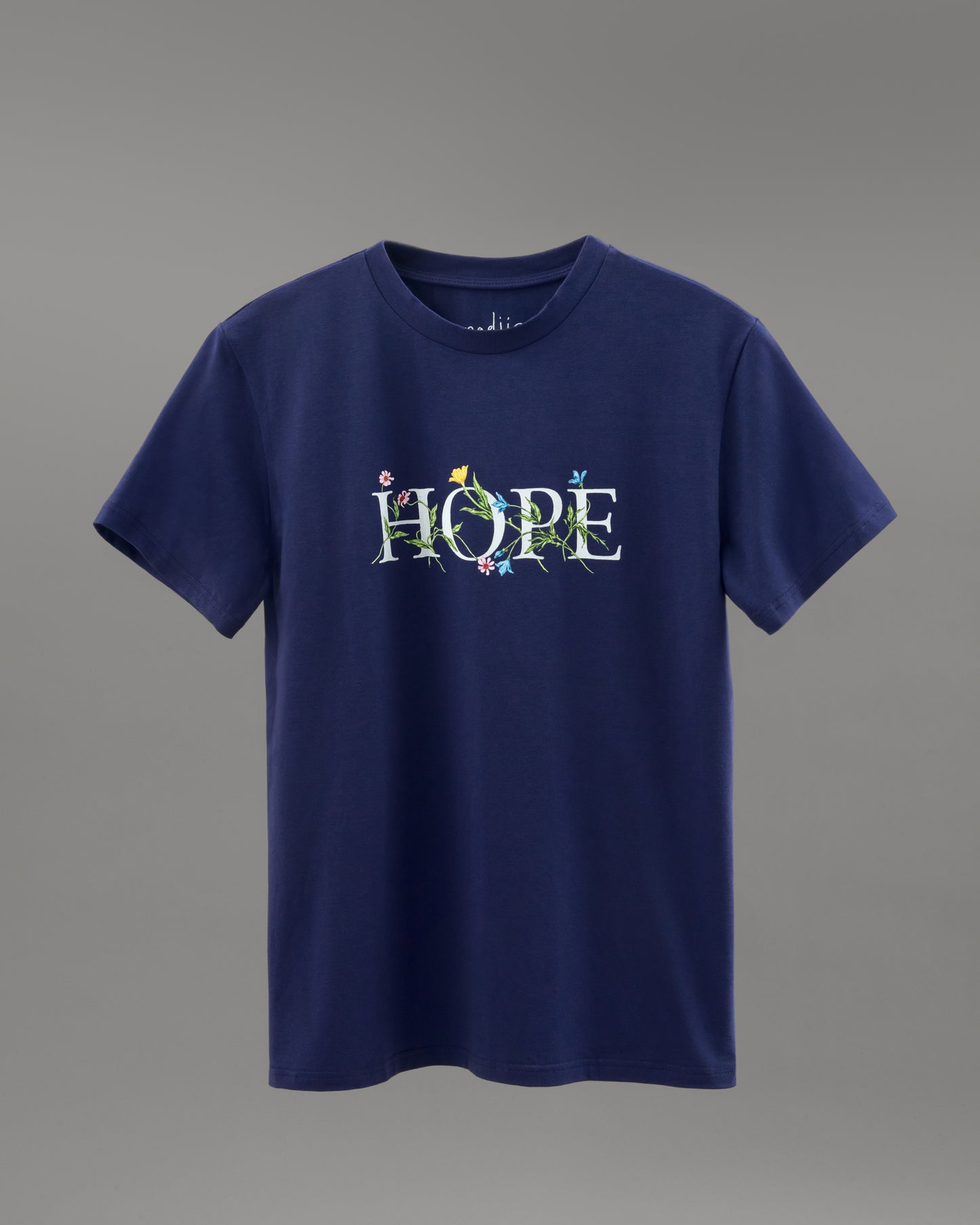 Купіть виріб ручної роботи T-shirt “Hope” від Nadiia World. Ідеальний вибір для додавання вишуканості та шарму до вашого житлового простору або колекції особистих аксесуарів.