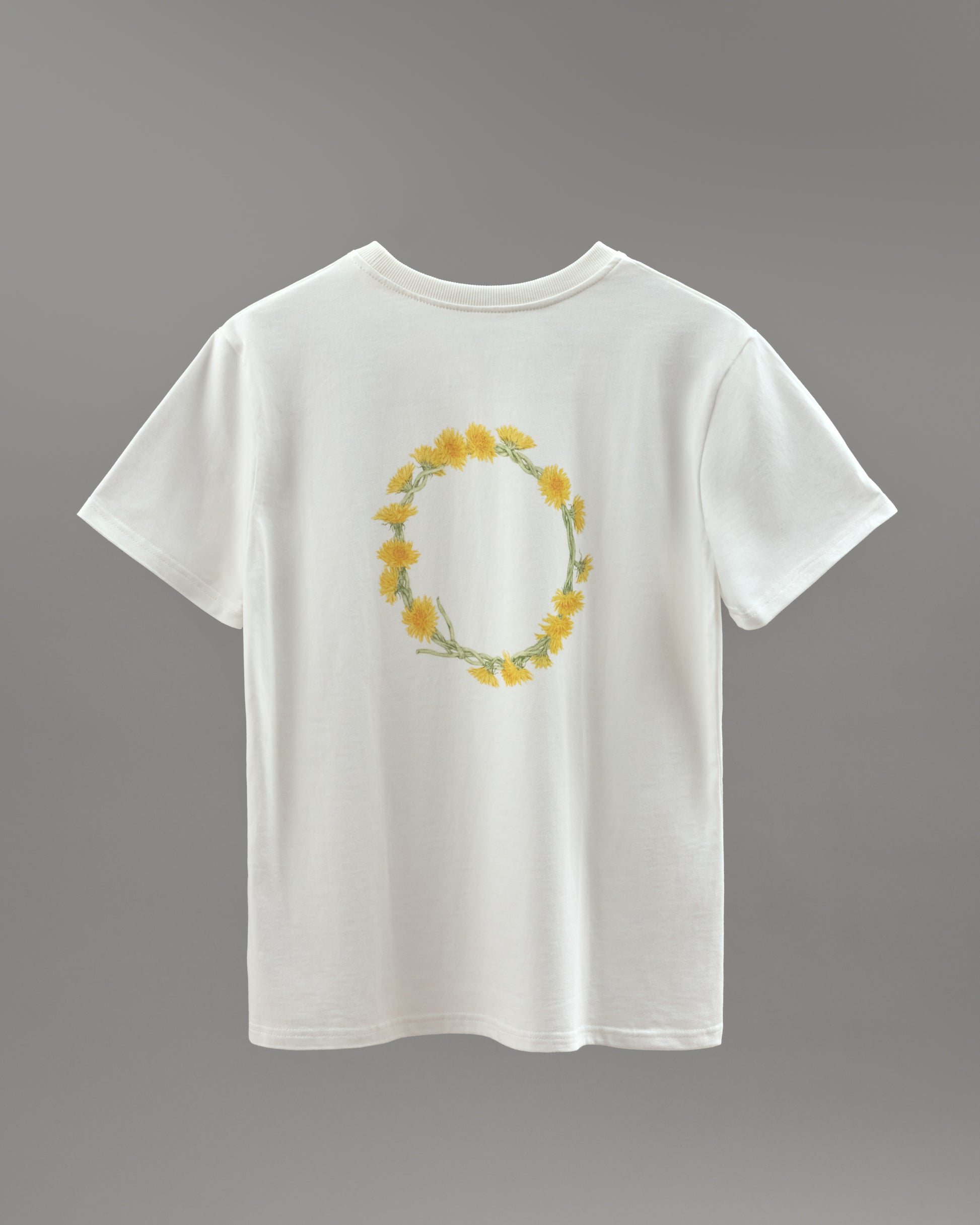 Купіть виріб ручної роботи T-shirt “Wreath” від Nadiia World. Ідеальний вибір для додавання вишуканості та шарму до вашого житлового простору або колекції особистих аксесуарів.