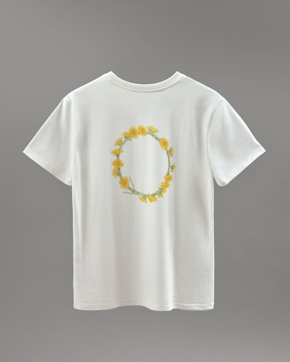 Купіть виріб ручної роботи T-shirt “Wreath” від Nadiia World. Ідеальний вибір для додавання вишуканості та шарму до вашого житлового простору або колекції особистих аксесуарів.