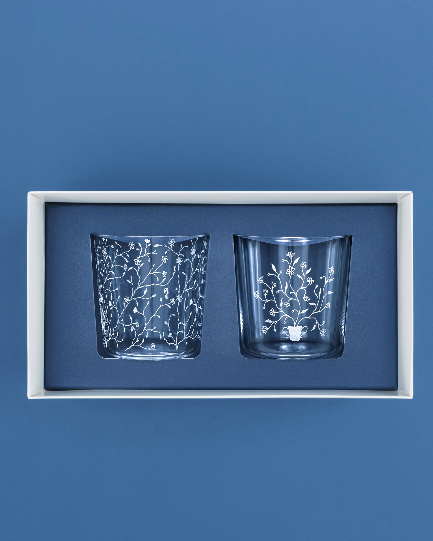 Купіть виріб ручної роботи Divine Garden Glasses від Nadiia World. Ідеальний вибір для додавання вишуканості та шарму до вашого житлового простору або колекції особистих аксесуарів.