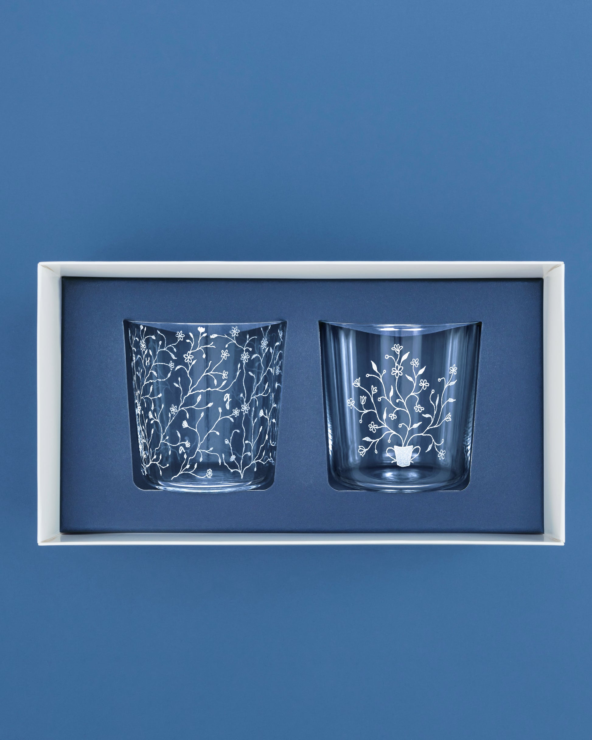 Купіть виріб ручної роботи Divine Garden Glasses від Nadiia World. Ідеальний вибір для додавання вишуканості та шарму до вашого житлового простору або колекції особистих аксесуарів.