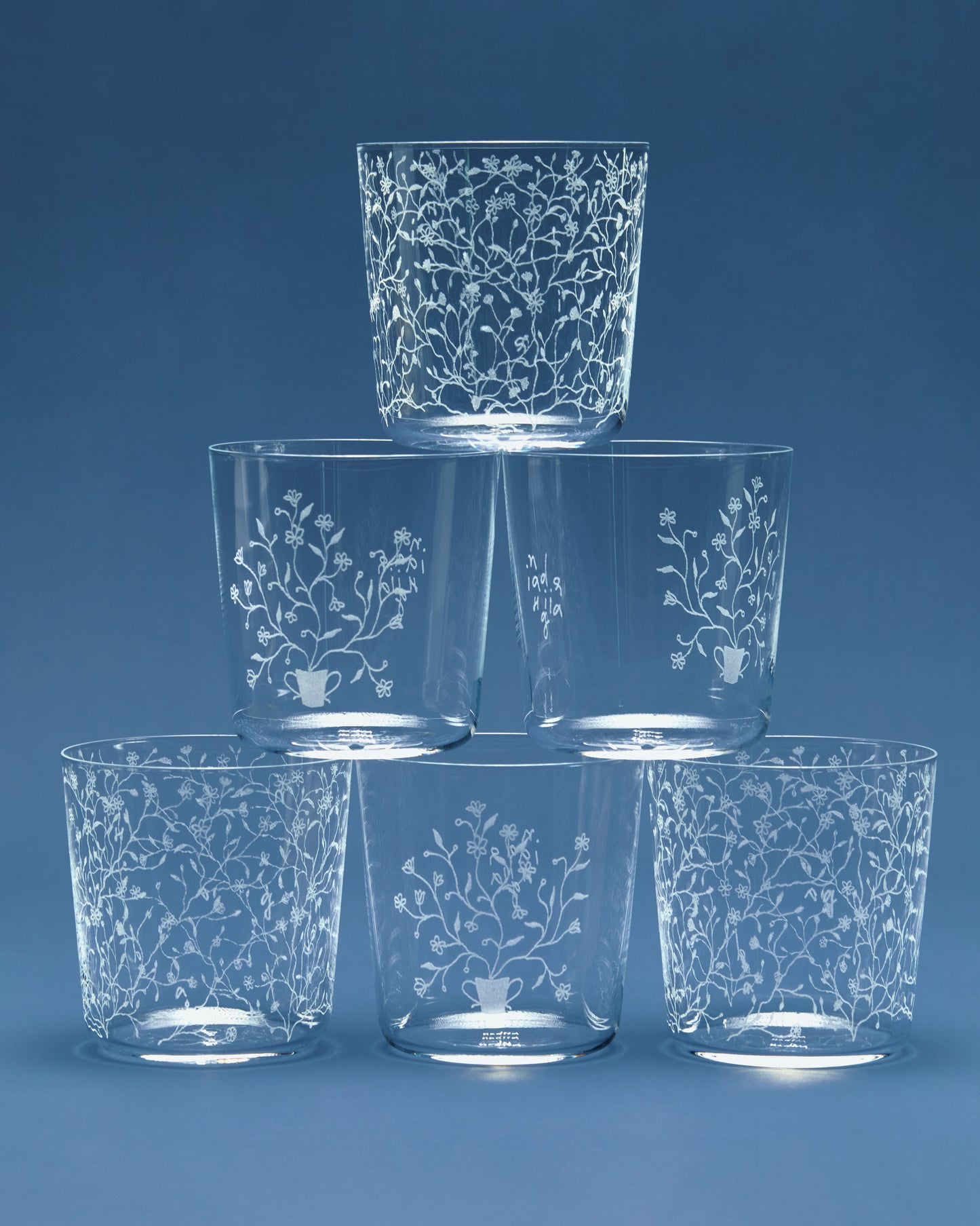 Купіть виріб ручної роботи Divine Garden Glasses від Nadiia World. Ідеальний вибір для додавання вишуканості та шарму до вашого житлового простору або колекції особистих аксесуарів.