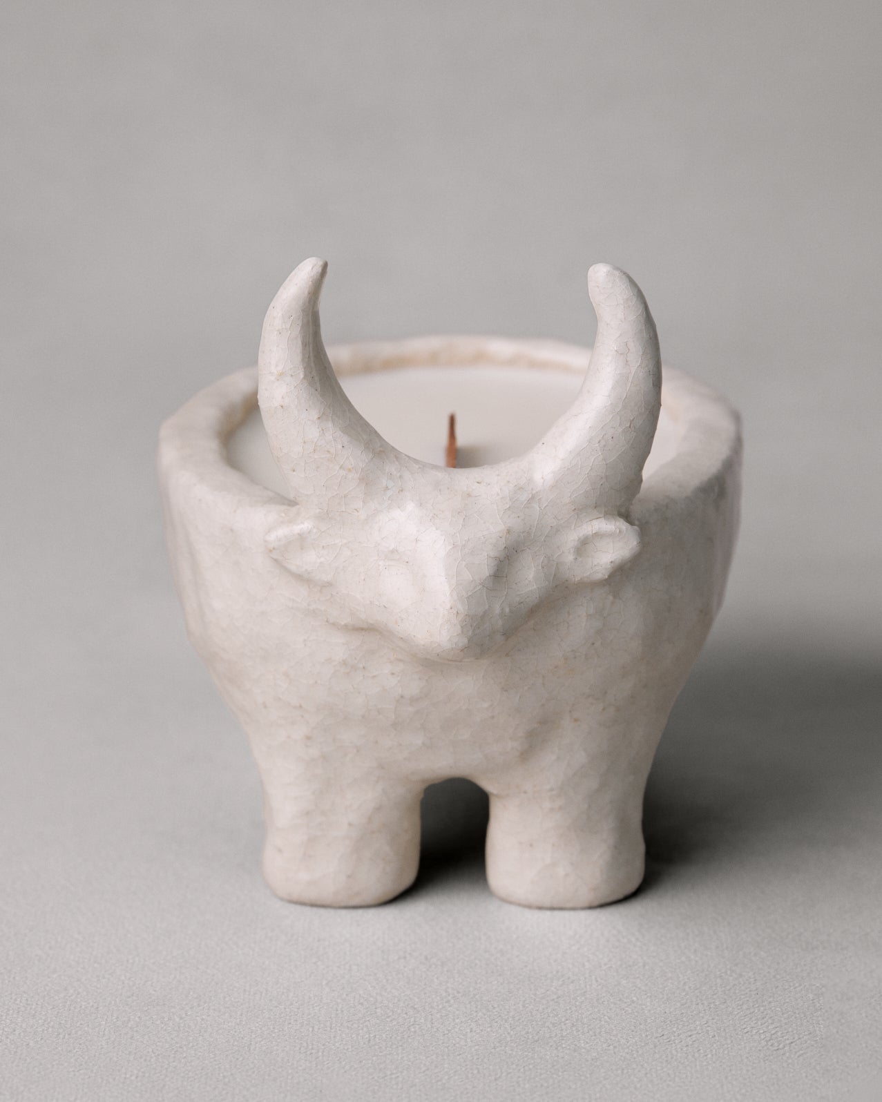 Купіть виріб ручної роботи Bull Scented Candle від Nadiia World. Ідеальний вибір для додавання вишуканості та шарму до вашого житлового простору або колекції особистих аксесуарів.