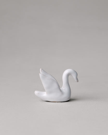 Купіть виріб ручної роботи Ceramic incense holder "White Swan" від Nadiia World. Ідеальний вибір для додавання вишуканості та шарму до вашого житлового простору або колекції особистих аксесуарів.