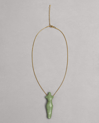 Купіть виріб ручної роботи Porcelain Oranta pendant with a gold chain in Green від Nadiia World. Ідеальний вибір для додавання вишуканості та шарму до вашого житлового простору або колекції особистих аксесуарів.