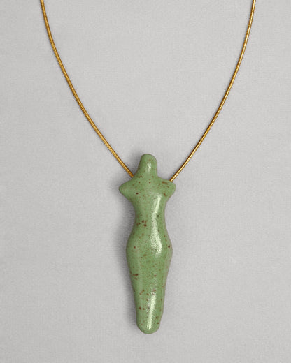 Купіть виріб ручної роботи Porcelain Oranta pendant with a gold chain in Green від Nadiia World. Ідеальний вибір для додавання вишуканості та шарму до вашого житлового простору або колекції особистих аксесуарів.