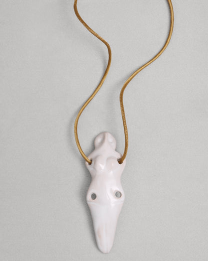 Купіть виріб ручної роботи Oranta Pendant in Glazed White від Nadiia World. Ідеальний вибір для додавання вишуканості та шарму до вашого житлового простору або колекції особистих аксесуарів.