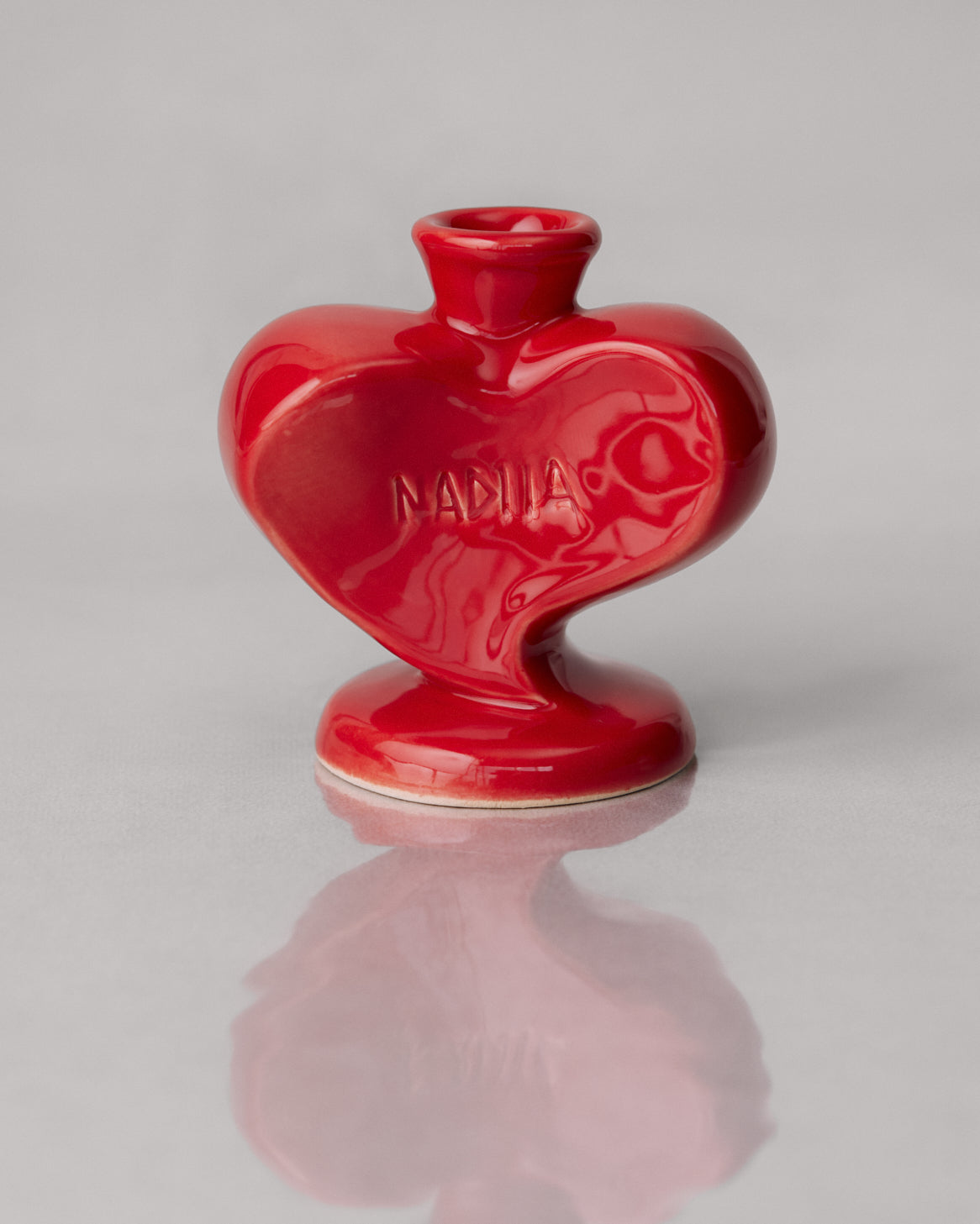 Купіть виріб ручної роботи Heart Candle Holder від Nadiia World. Ідеальний вибір для додавання вишуканості та шарму до вашого житлового простору або колекції особистих аксесуарів.