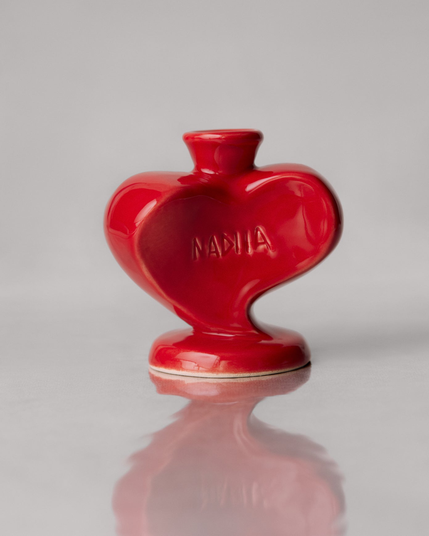 Купіть виріб ручної роботи Heart Candle Holder від Nadiia World. Ідеальний вибір для додавання вишуканості та шарму до вашого житлового простору або колекції особистих аксесуарів.