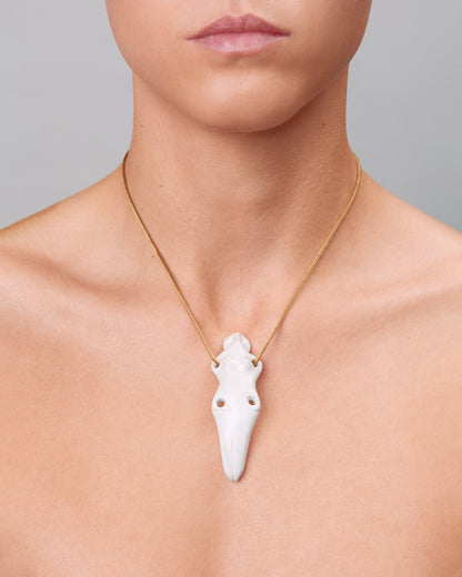 Купіть виріб ручної роботи Oranta Pendant in Glazed White від Nadiia World. Ідеальний вибір для додавання вишуканості та шарму до вашого житлового простору або колекції особистих аксесуарів.