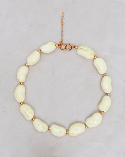 Купіть виріб ручної роботи Yellow "Beans" Necklace від Nadiia World. Ідеальний вибір для додавання вишуканості та шарму до вашого житлового простору або колекції особистих аксесуарів.