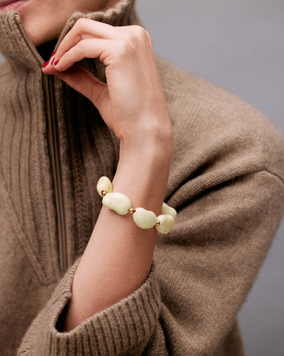 Купіть виріб ручної роботи Yellow Speckled "Beans" Bracelet від Nadiia World. Ідеальний вибір для додавання вишуканості та шарму до вашого житлового простору або колекції особистих аксесуарів.