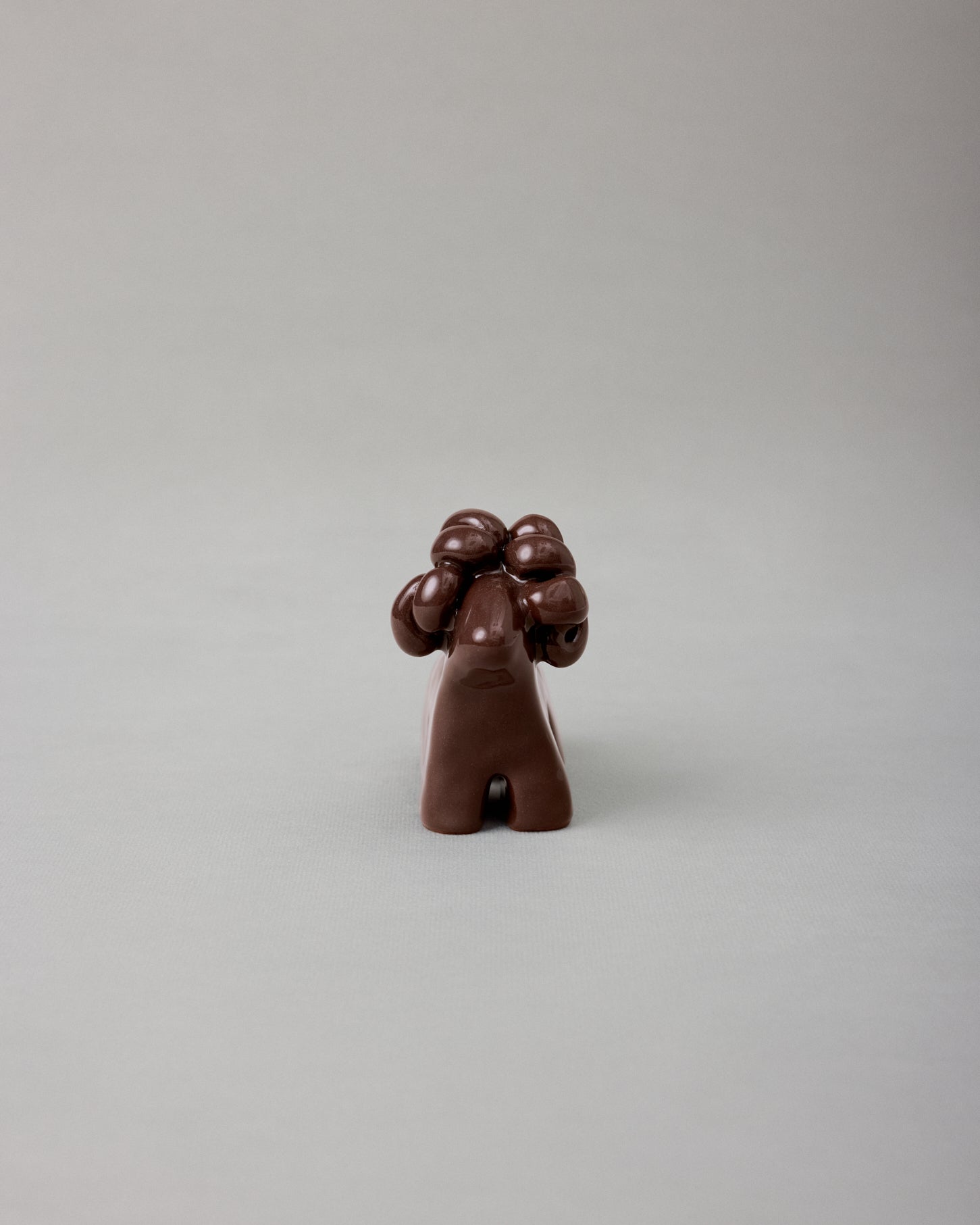 Купіть виріб ручної роботи Ram Terracotta Dark Chocolate від Nadiia World. Ідеальний вибір для додавання вишуканості та шарму до вашого житлового простору або колекції особистих аксесуарів.