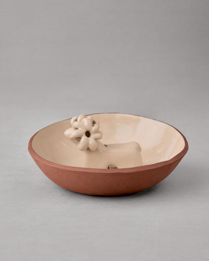 Купіть виріб ручної роботи Terracotta "Ram" Incense Plate від Nadiia World. Ідеальний вибір для додавання вишуканості та шарму до вашого житлового простору або колекції особистих аксесуарів.