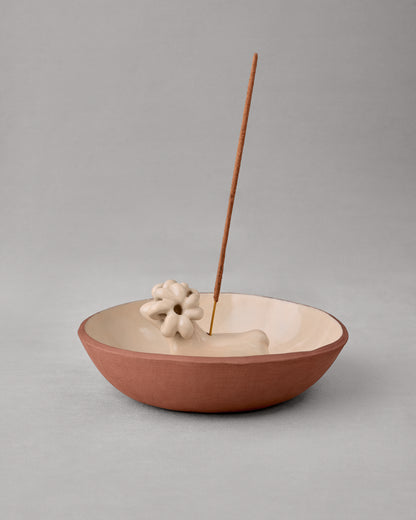 Купіть виріб ручної роботи Terracotta "Ram" Incense Plate від Nadiia World. Ідеальний вибір для додавання вишуканості та шарму до вашого житлового простору або колекції особистих аксесуарів.
