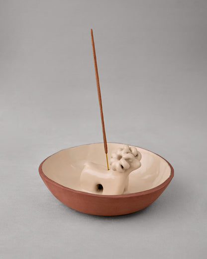 Купіть виріб ручної роботи Terracotta "Ram" Incense Plate від Nadiia World. Ідеальний вибір для додавання вишуканості та шарму до вашого житлового простору або колекції особистих аксесуарів.