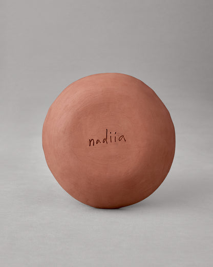 Купіть виріб ручної роботи Terracotta "Ram" Incense Plate від Nadiia World. Ідеальний вибір для додавання вишуканості та шарму до вашого житлового простору або колекції особистих аксесуарів.