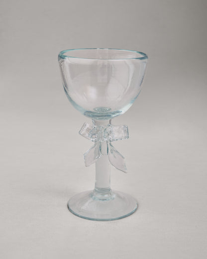 Купіть виріб ручної роботи Transparent Glass Goblet "Bow" від Nadiia World. Ідеальний вибір для додавання вишуканості та шарму до вашого житлового простору або колекції особистих аксесуарів.