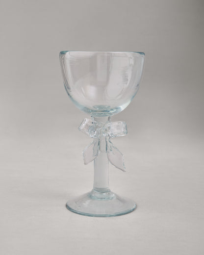 Купіть виріб ручної роботи Transparent Glass Goblet "Bow" від Nadiia World. Ідеальний вибір для додавання вишуканості та шарму до вашого житлового простору або колекції особистих аксесуарів.