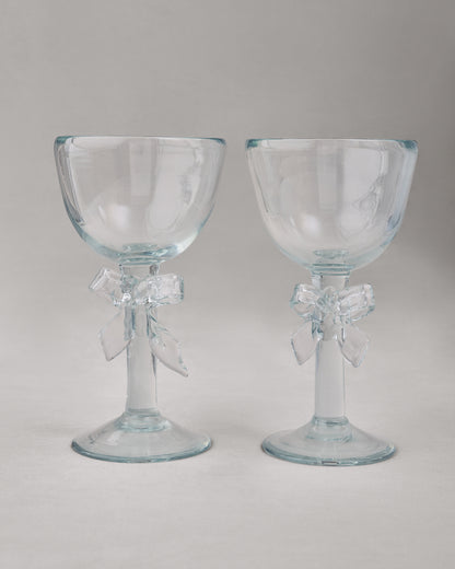 Купіть виріб ручної роботи Transparent Glass Goblet "Bow" від Nadiia World. Ідеальний вибір для додавання вишуканості та шарму до вашого житлового простору або колекції особистих аксесуарів.