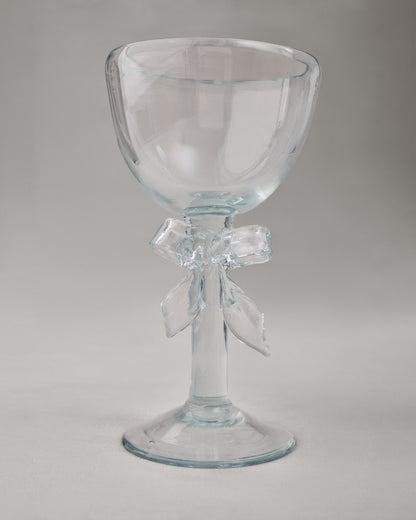 Купіть виріб ручної роботи Transparent Glass Goblet "Bow" від Nadiia World. Ідеальний вибір для додавання вишуканості та шарму до вашого житлового простору або колекції особистих аксесуарів.