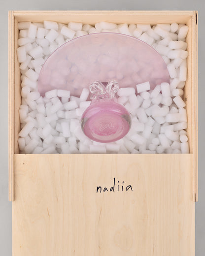 Купіть виріб ручної роботи Cake Stand with a Bow "Nadiia" від Nadiia World. Ідеальний вибір для додавання вишуканості та шарму до вашого житлового простору або колекції особистих аксесуарів.