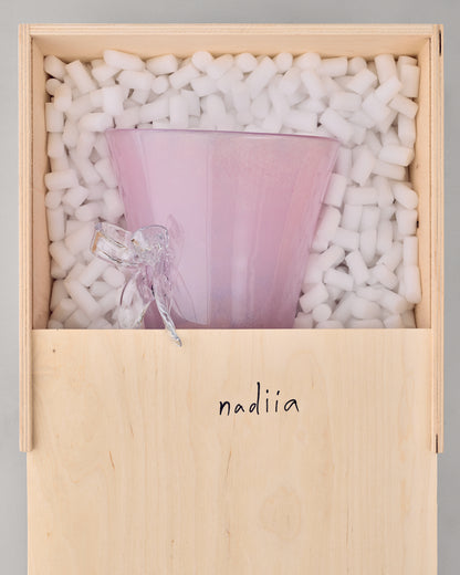Купіть виріб ручної роботи Champagne Bucket with Two Bows "Nadiia" від Nadiia World. Ідеальний вибір для додавання вишуканості та шарму до вашого житлового простору або колекції особистих аксесуарів.