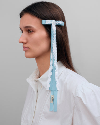Купіть виріб ручної роботи Blue Lace Ribbon Barrette від Nadiia World. Ідеальний вибір для додавання вишуканості та шарму до вашого житлового простору або колекції особистих аксесуарів.