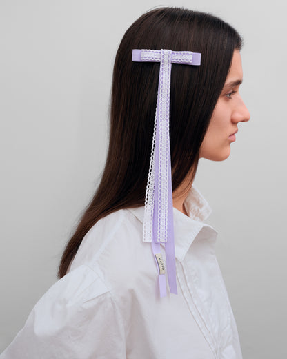 Купіть виріб ручної роботи Lilac Lace Ribbon Barrette від Nadiia World. Ідеальний вибір для додавання вишуканості та шарму до вашого житлового простору або колекції особистих аксесуарів.