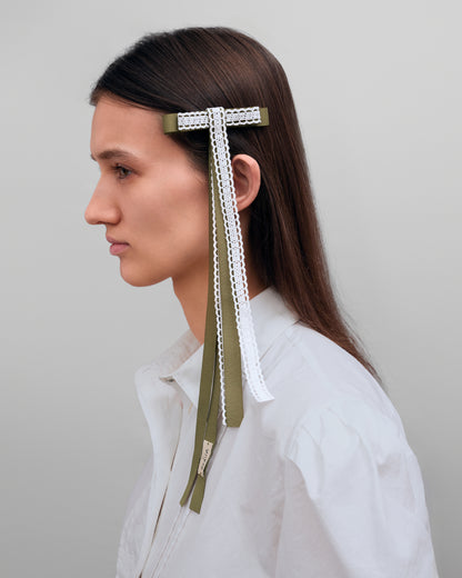 Купіть виріб ручної роботи Green Lace Ribbon Barrette від Nadiia World. Ідеальний вибір для додавання вишуканості та шарму до вашого житлового простору або колекції особистих аксесуарів.